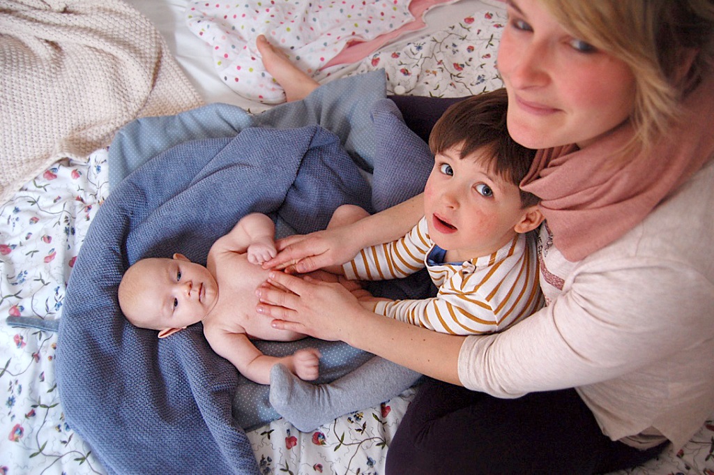 Die Babymassage ist bei uns Familiensache